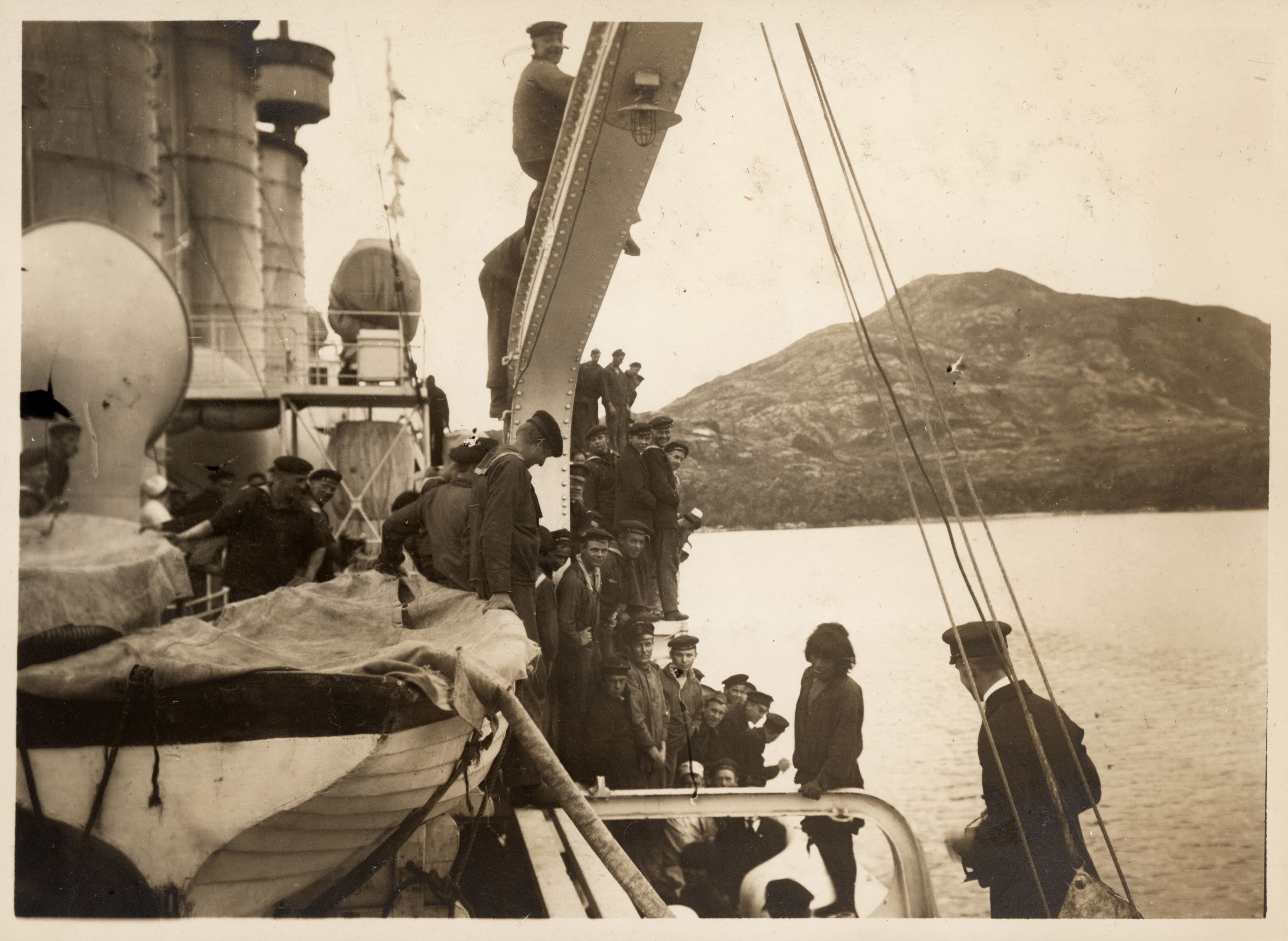 Hombre Kawésqar siendo subido al buque Fylgia, ca. 1923