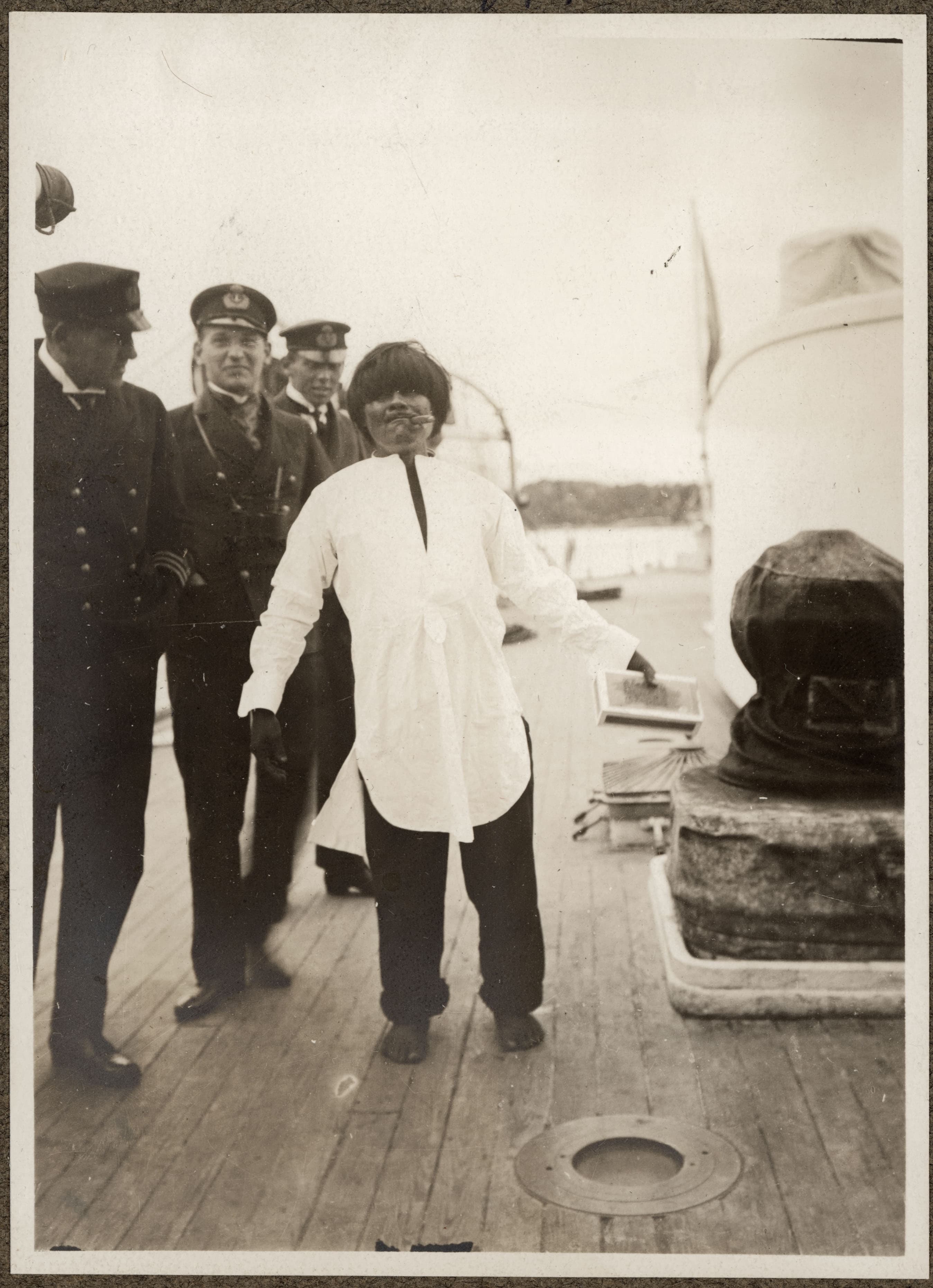 Oficiales suecos y hombre kawésqar a bordo del Fylgia, ca. 1923