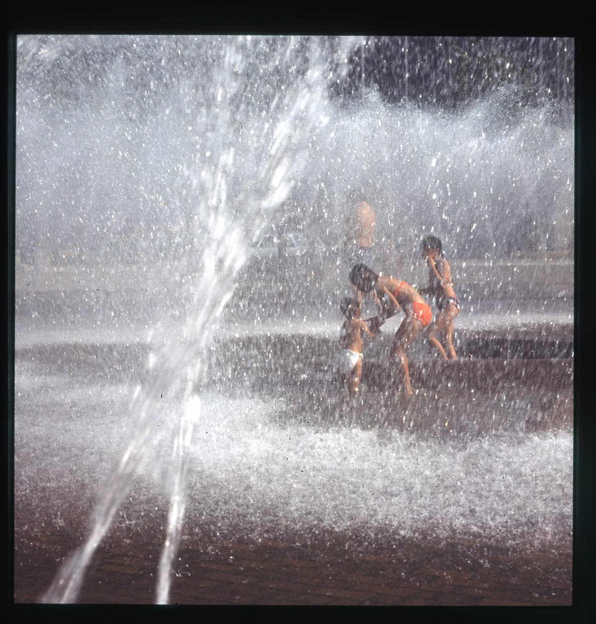 Niños en pileta de agua en Paseo Ahumada, Santiago, Región Metropolitana, Chile, 1950 - 1965