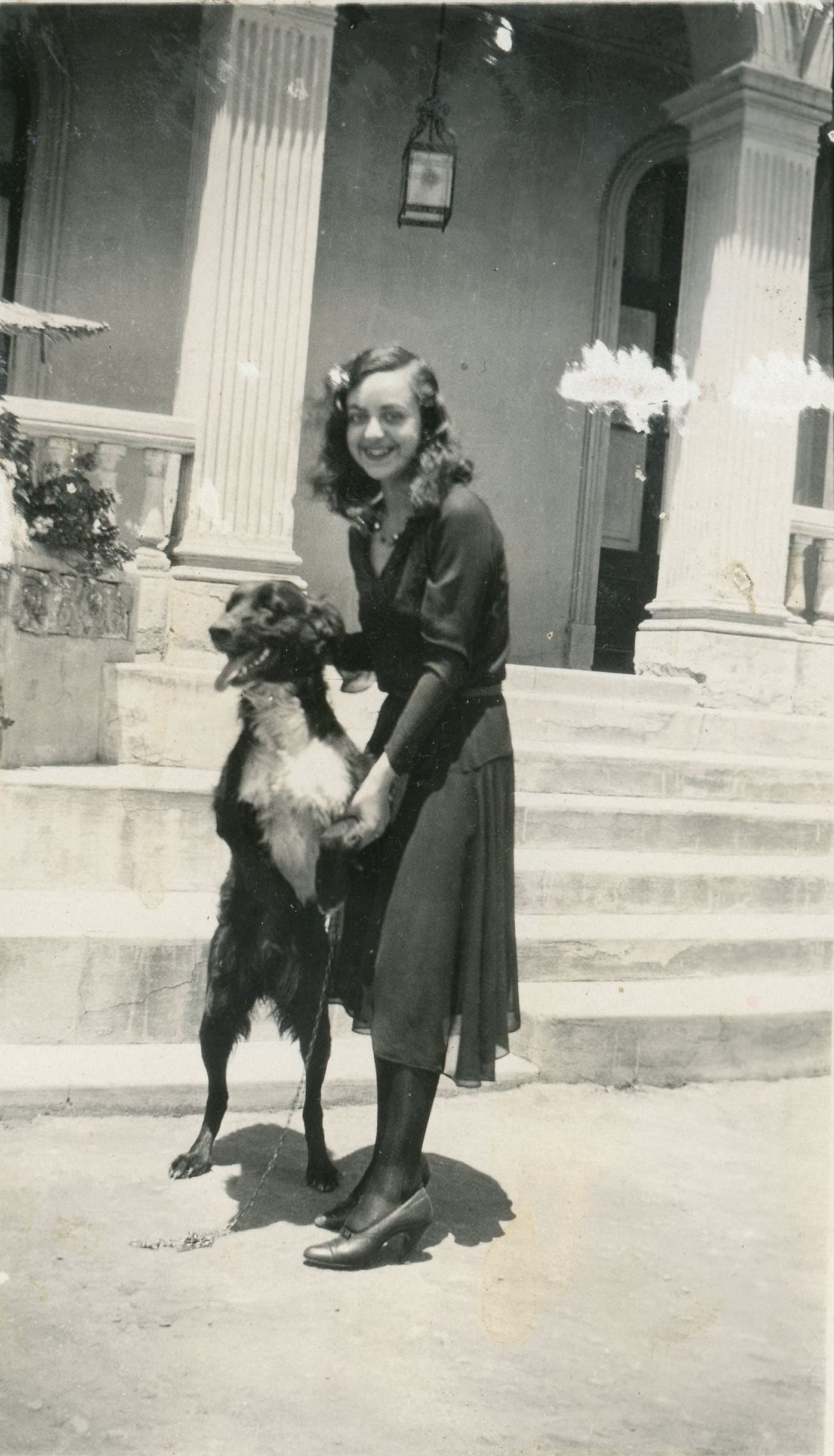 Mujer y perro, sin ubicación, ca. 1920