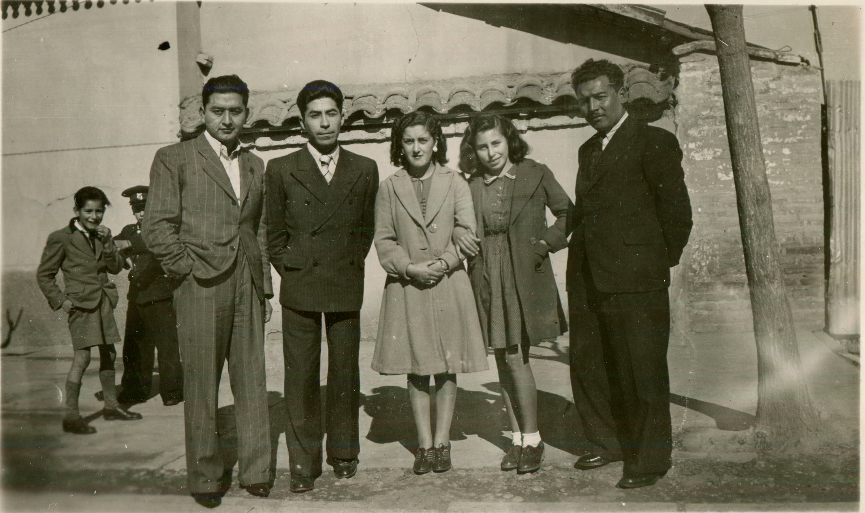 Hombres y Mujeres posan para una fotografía, ca. 1950