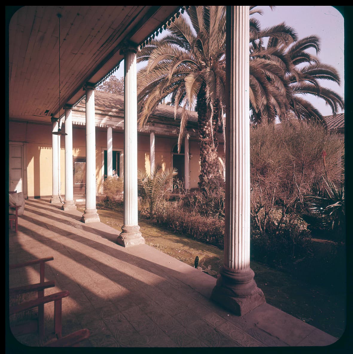Corredores y jardín interior, Chile, 1950 - 1965