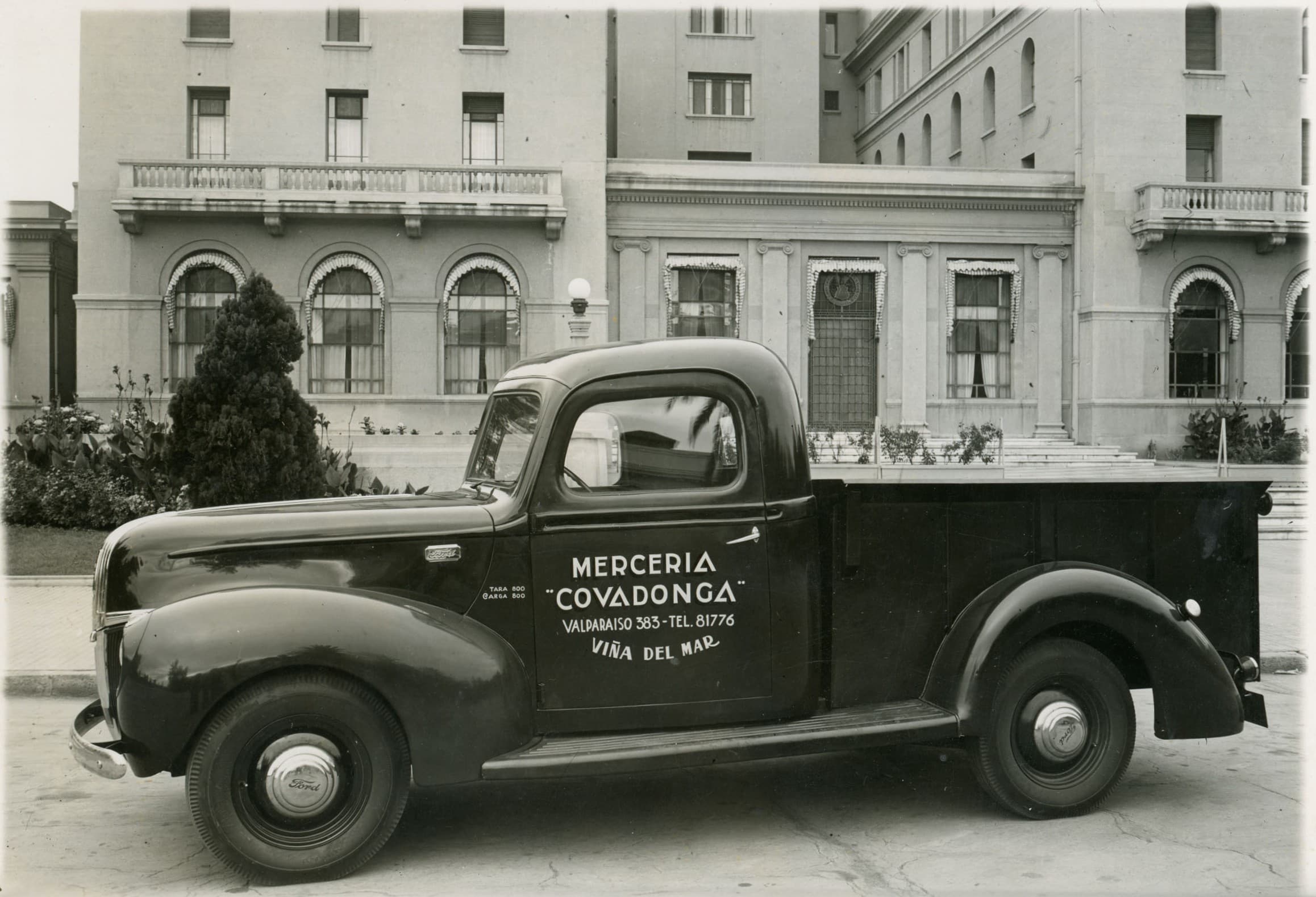 Automóvil frente al Hotel O'Higgins de Viña del Mar, ca.1950