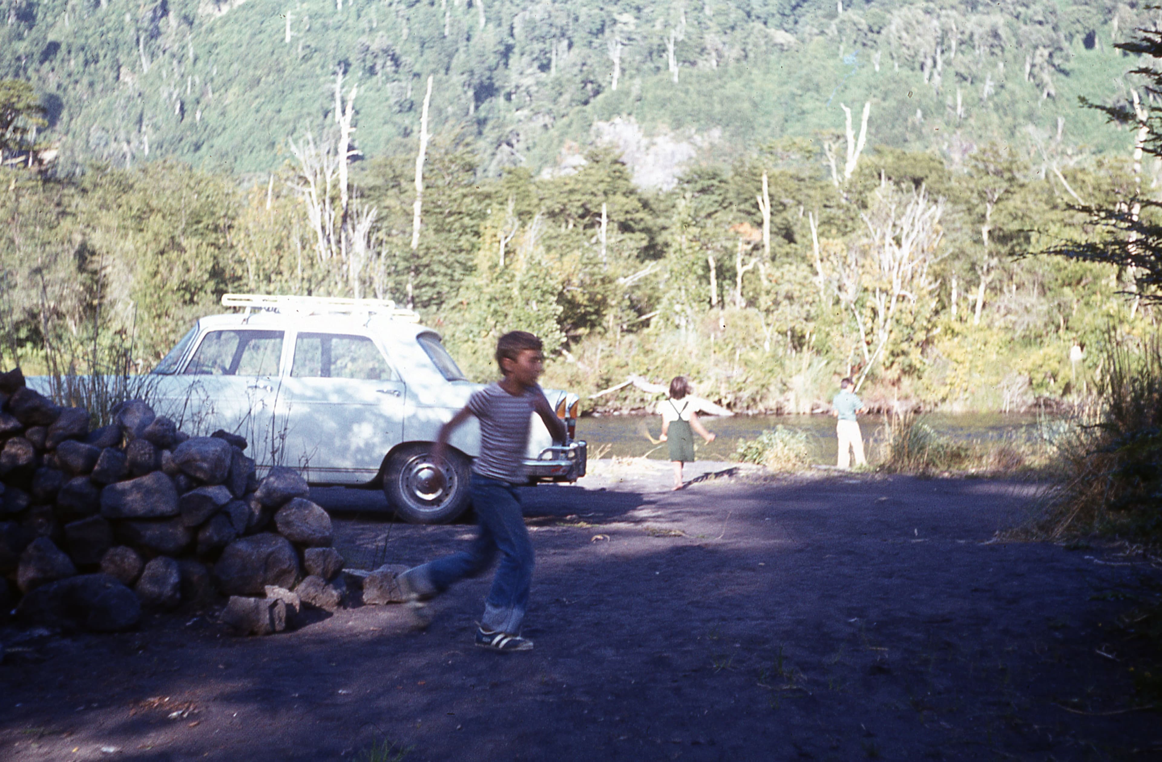 Niño corriendo en un camino de Petrohué, ca. 1965