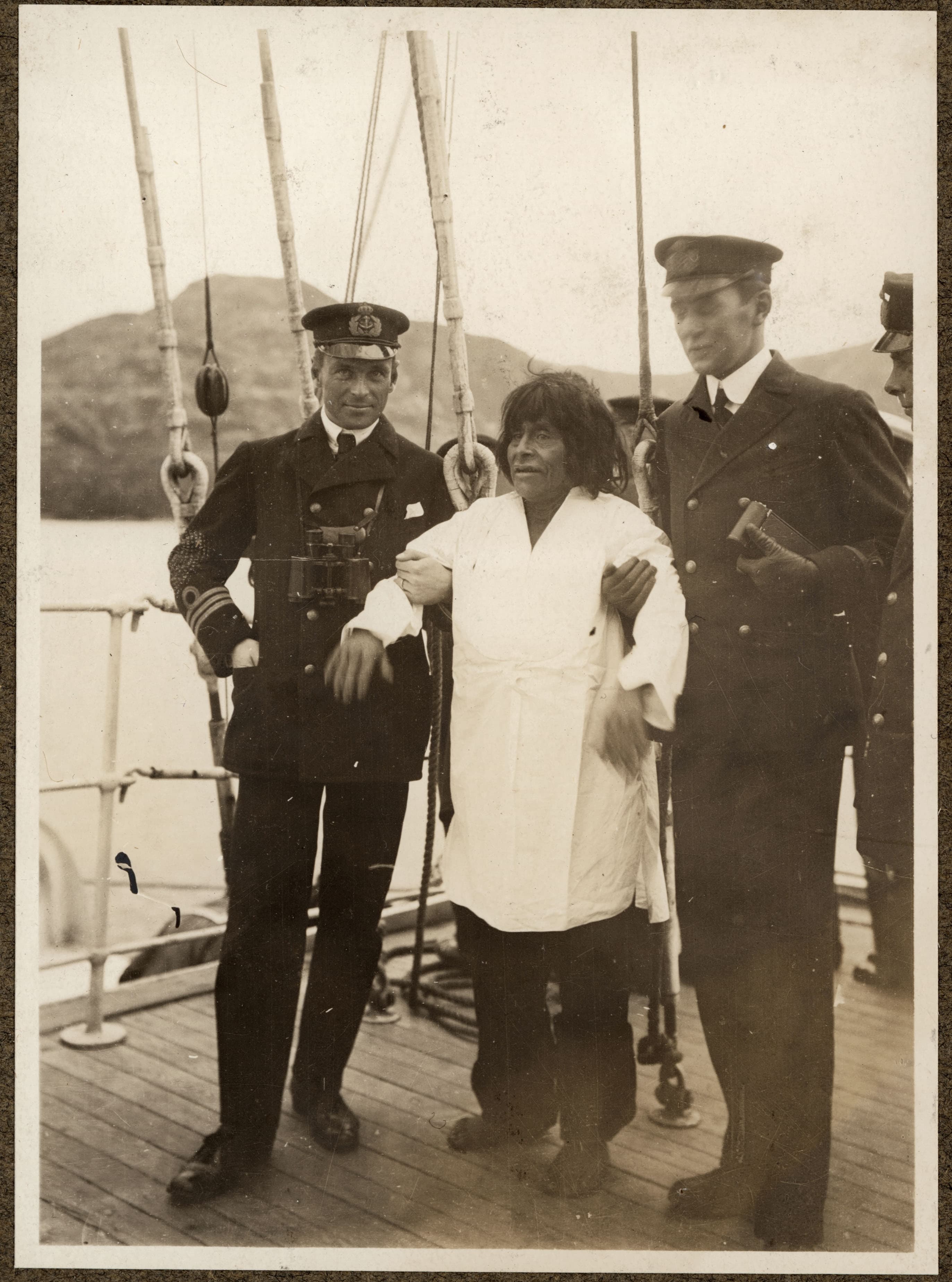 Oficiales suecos exhiben a hombre Kawésqar, Patagonia, ca. 1923