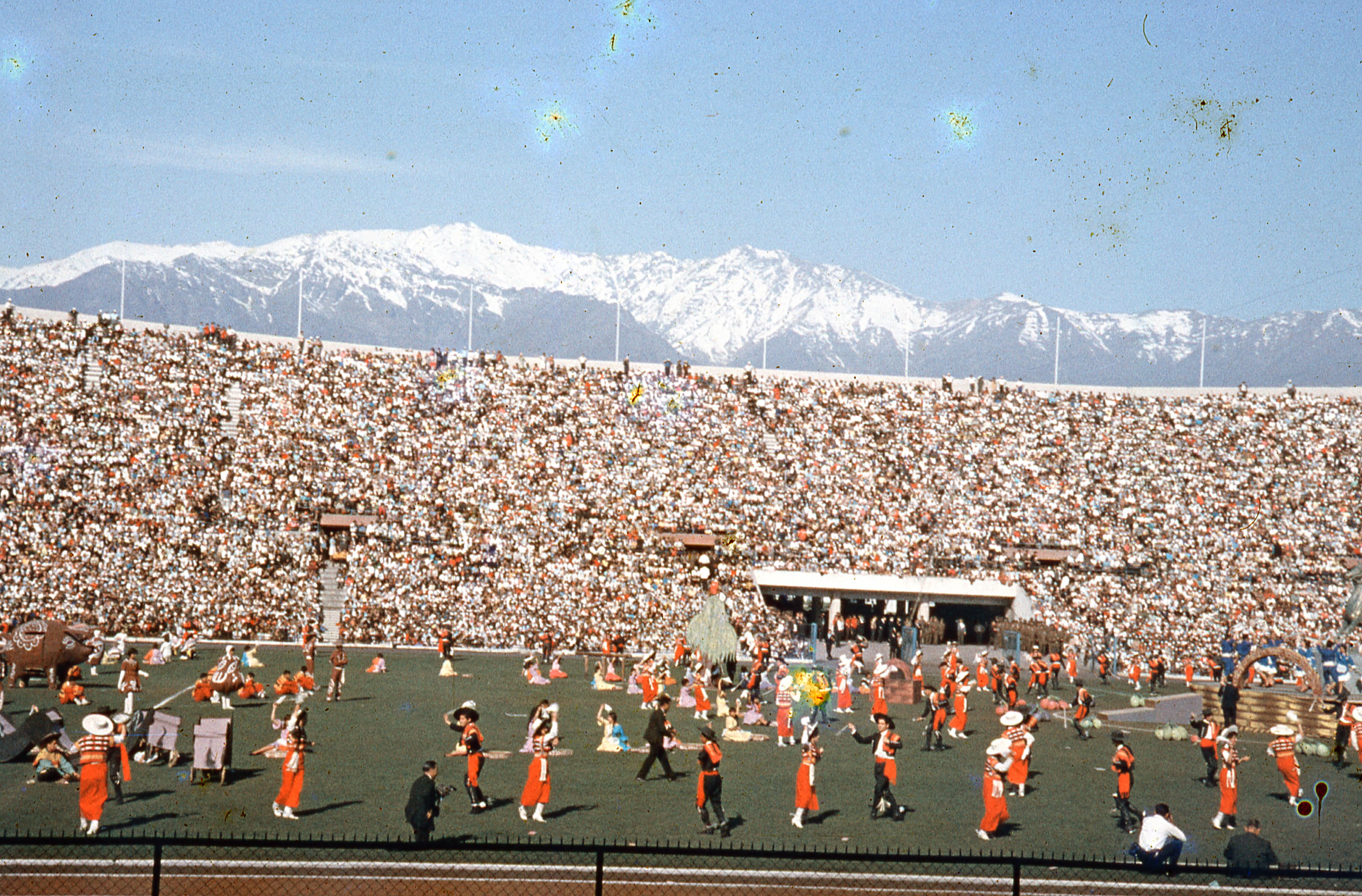Espectáculo de barras en el Clásico Universitario de 1965