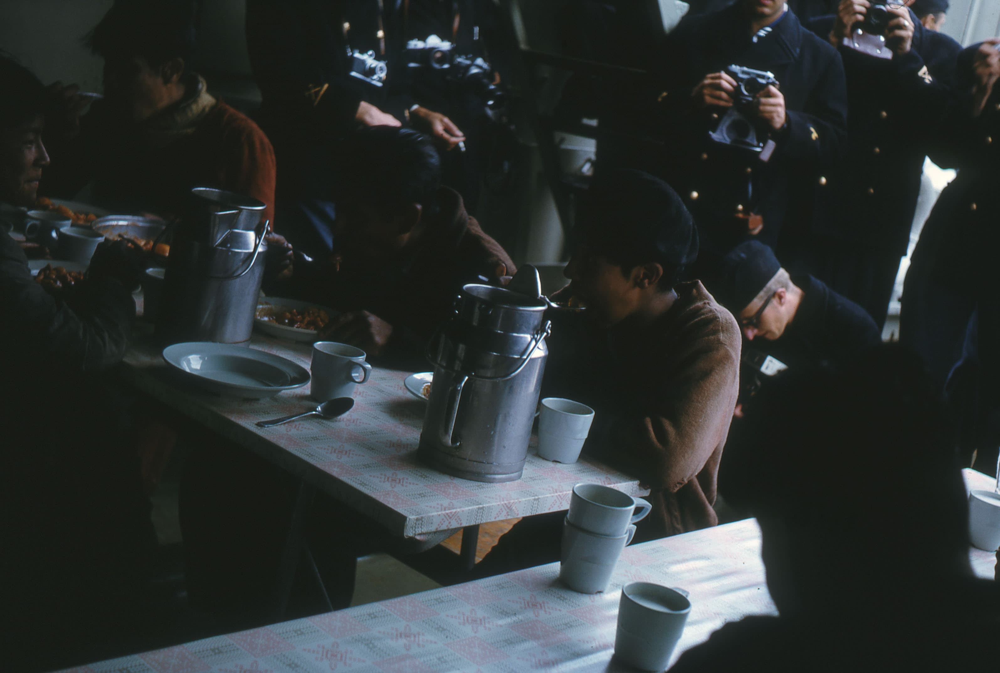Grupo kawésqar alimentándose a bordo del H.M.S. Älvsnabben, Patagonia, 1965