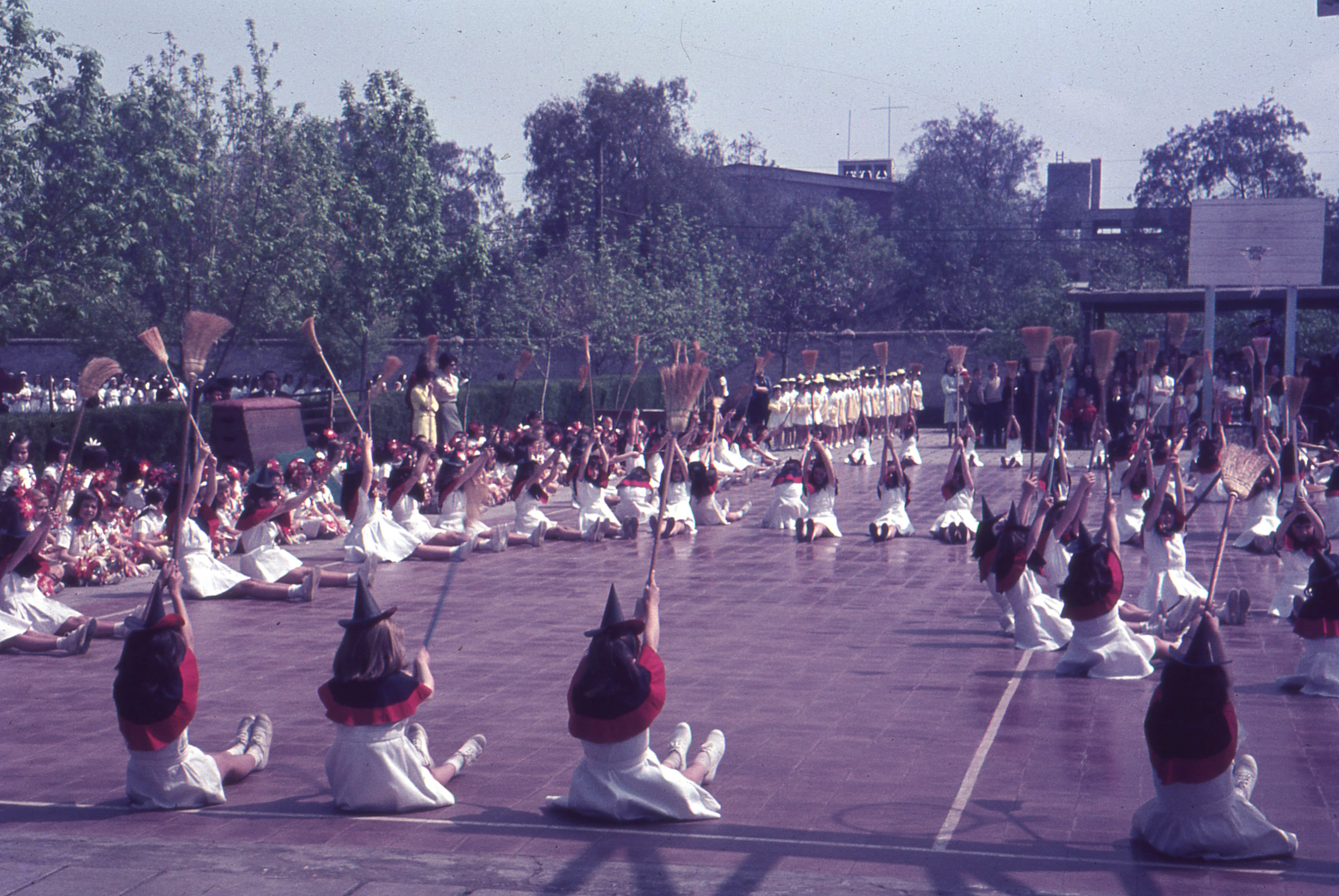 Festividad escolar circa. 1965