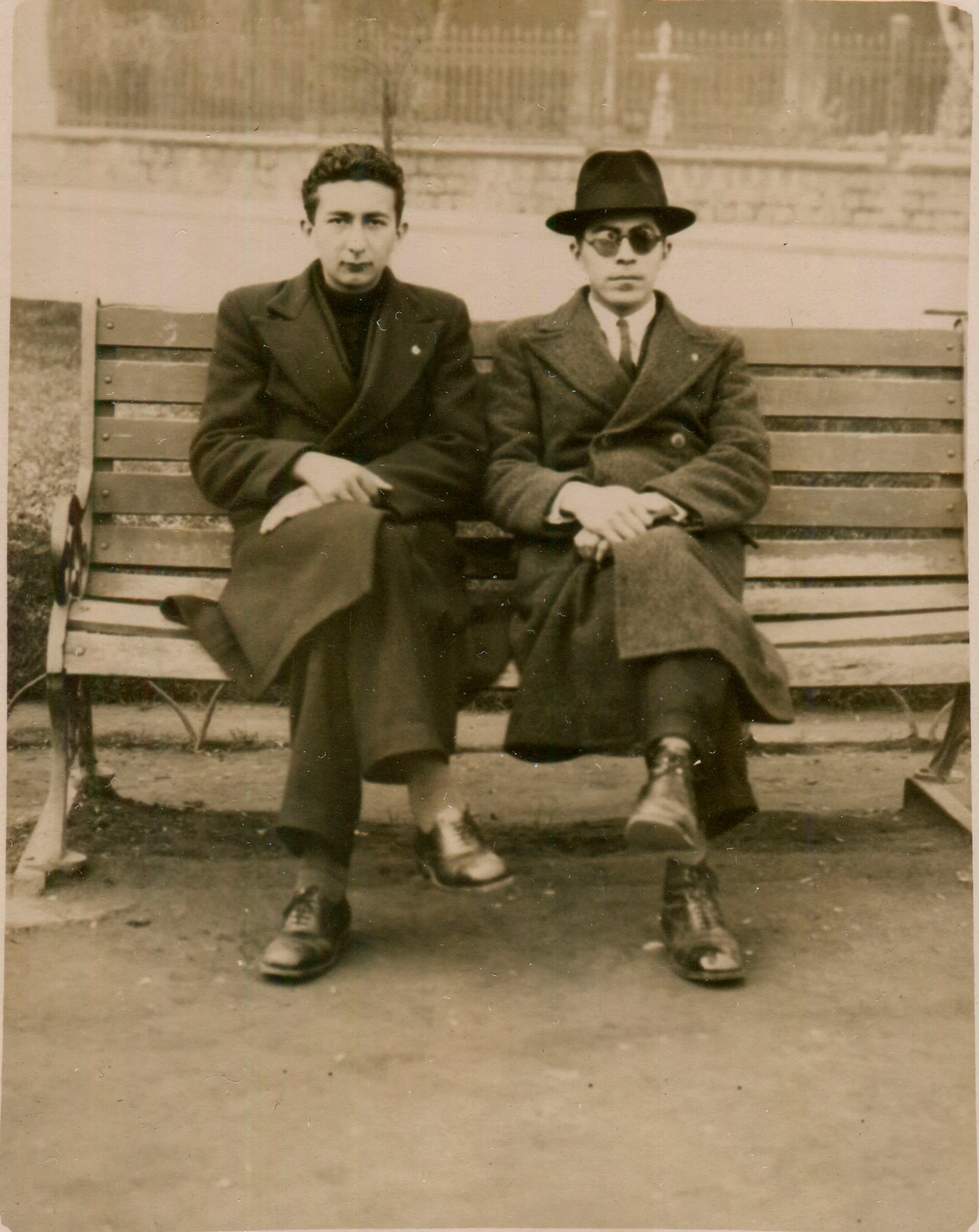 Dos hombres en una banca, ca. 1955