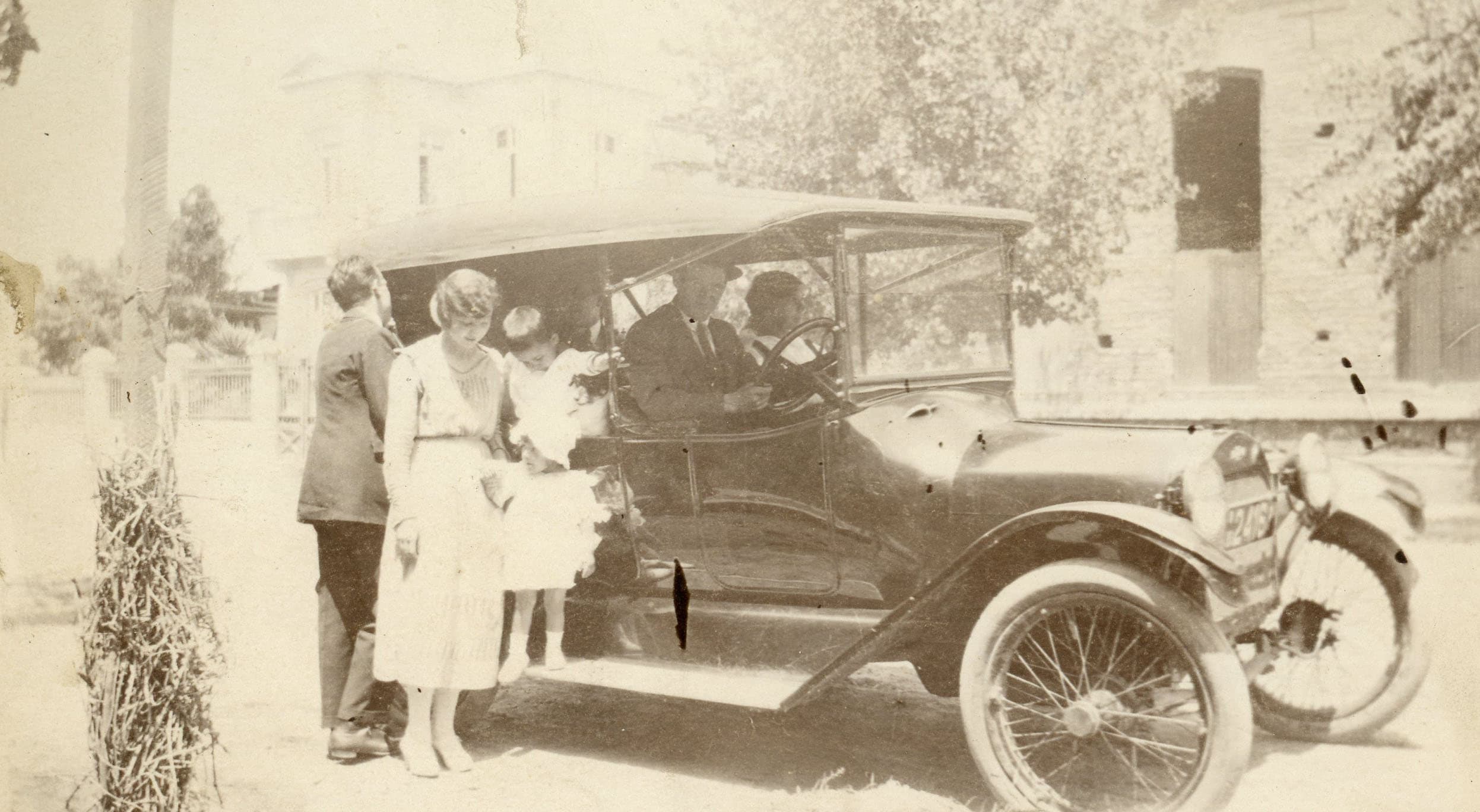 Familia y Automóvil en Providencia, Padre Mariano 123, año 1921