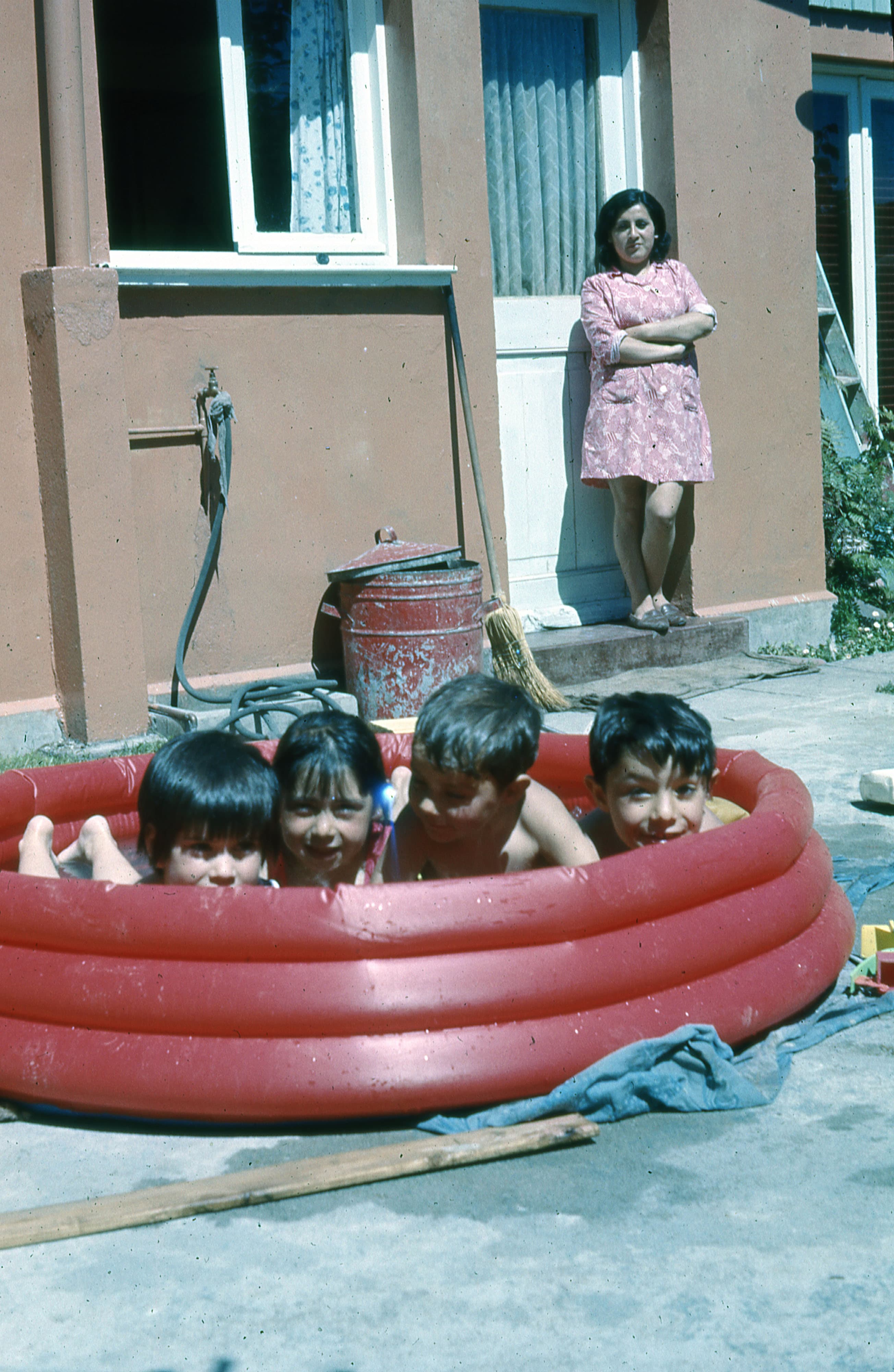 Niños en una piscina, ca. 1965